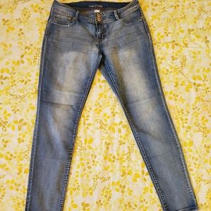 Light dark wash skinny jean. Very nice